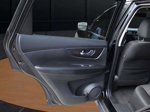 Used 2019 Nissan Rogue SV w/ Premium Package image 29