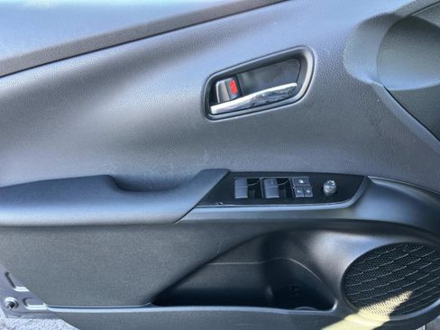 Used 2022 Toyota Prius L Eco image 27