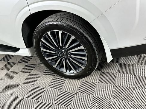 Certified 2025 Nissan Armada Platinum Reserve image 43