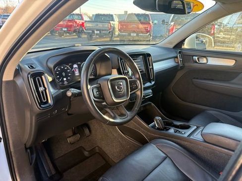 Used 2021 Volvo XC40 T4 Momentum w/ Protection Package Premier image 3