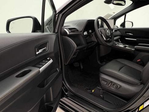 Used 2025 Toyota Sienna XLE Woodland Edition image 11