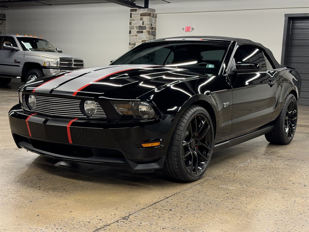 Used 2010 Ford Mustang GT RWD image 3