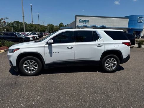 Used 2021 Chevrolet Traverse LT FWD image 2