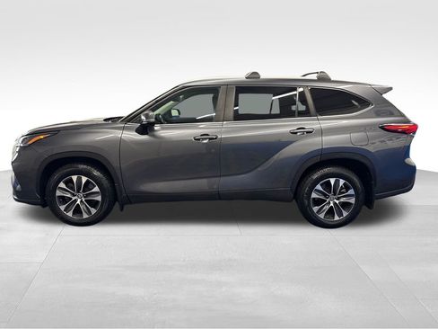 Used 2023 Toyota Highlander XLE AWD/4WD image 2