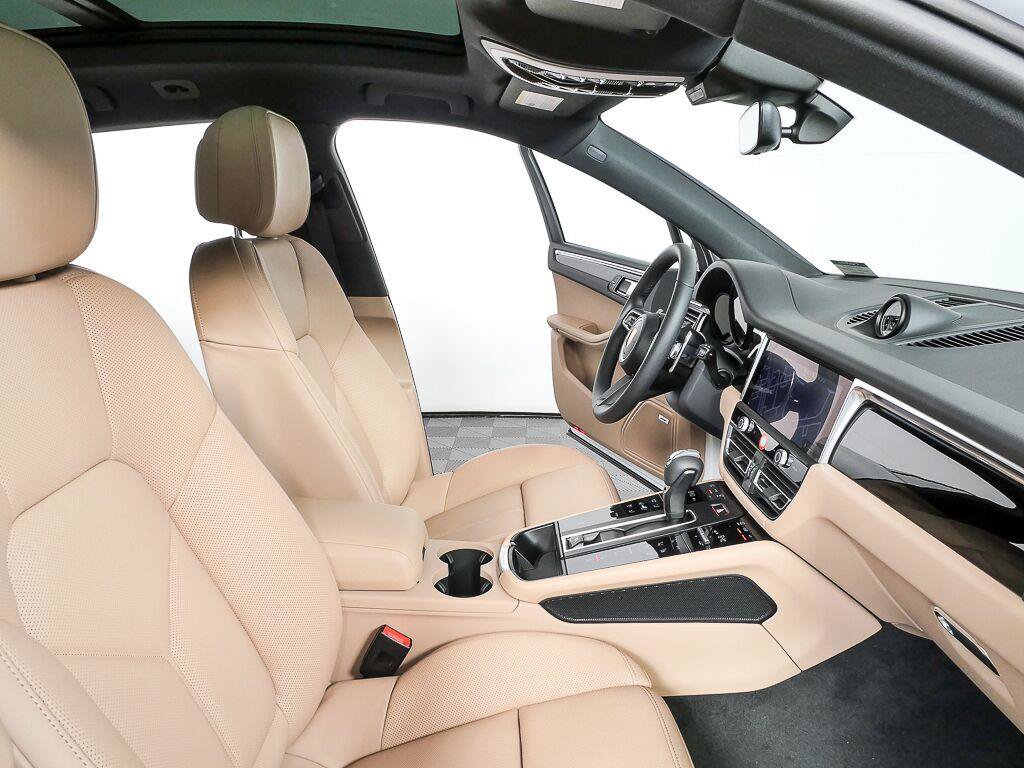 Certified 2026 Porsche Macan AWD/4WD image 22