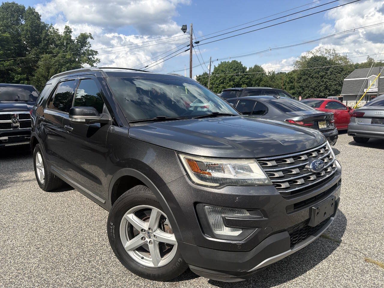 Used 2017 Ford Explorer XLT w/ Equipment Group 202A AWD/4WD image 4