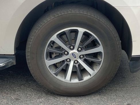 Used 2019 Ford Expedition XLT w/ Equipment Group 202A AWD/4WD image 10