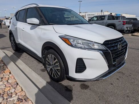 Used 2021 Nissan Kicks SV image 3