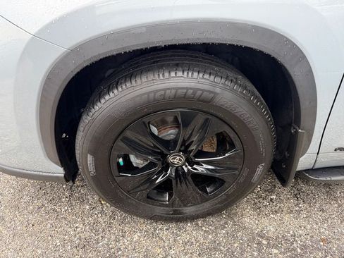 Certified 2025 Toyota Highlander XLE AWD/4WD image 4