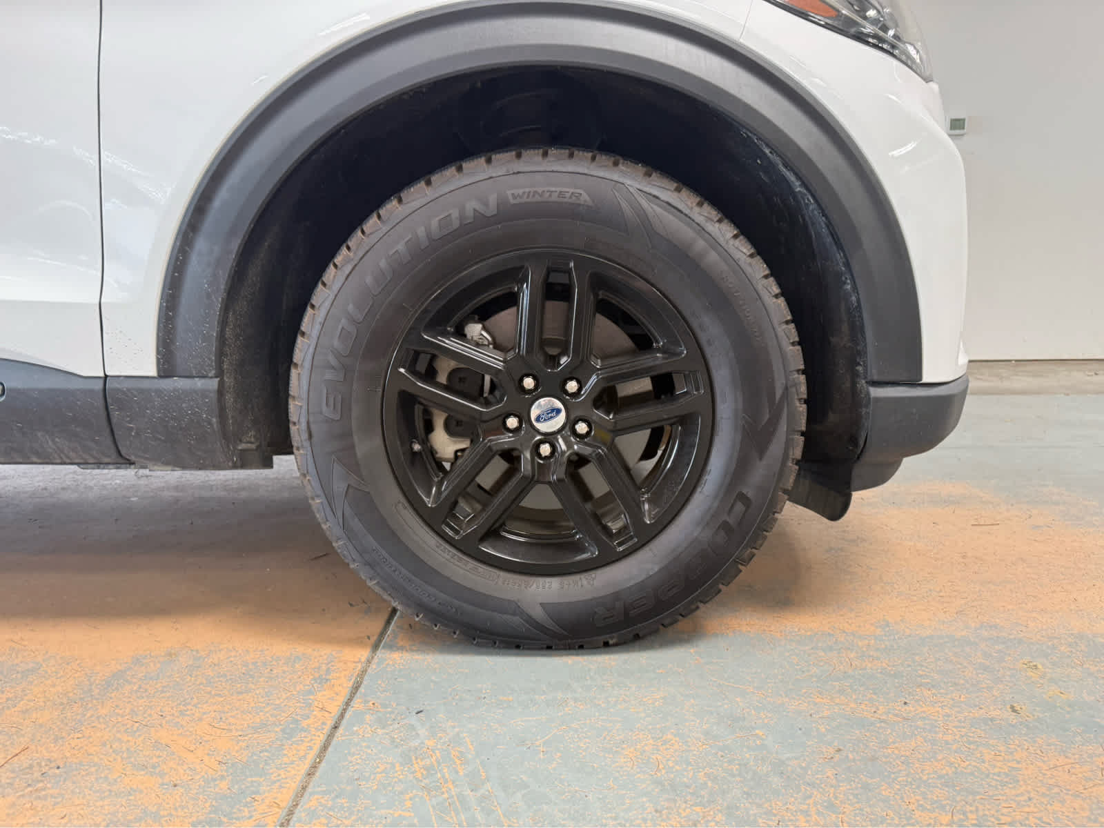 Used 2025 Ford Explorer Active AWD/4WD image 9