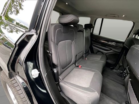 Used 2023 Jeep Grand Cherokee Laredo AWD/4WD image 18