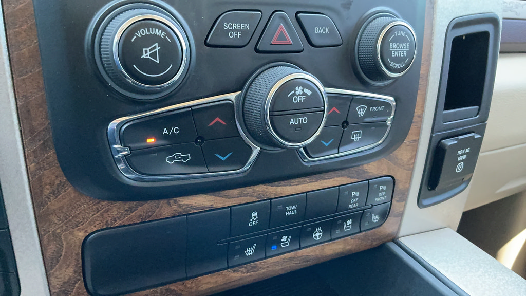Used 2018 RAM 1500 Laramie Longhorn w/ Longhorn Southfork Package AWD/4WD image 16