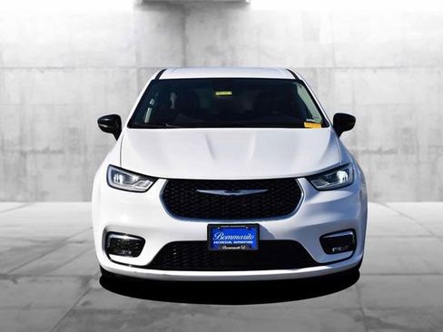 Used 2024 Chrysler Pacifica Touring-L image 4