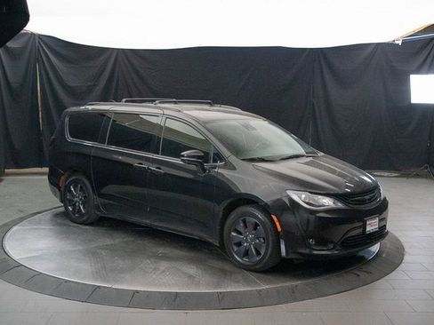 Used 2019 Chrysler Pacifica Limited w/ Advanced Safetytec Group image 2