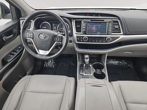 Used 2018 Toyota Highlander XLE image 27