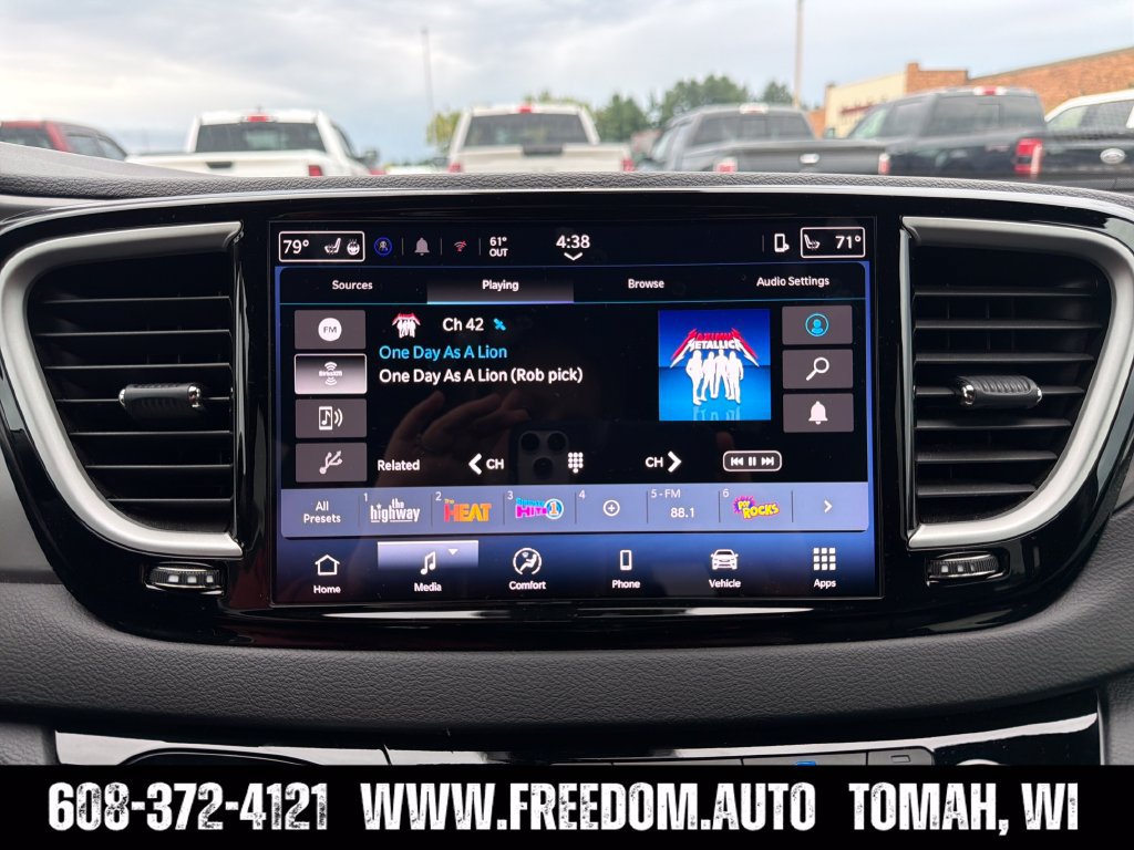 Used 2025 Chrysler Pacifica Select FWD image 18