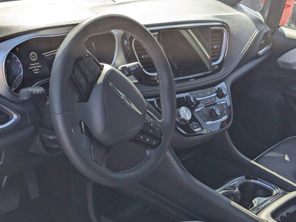 Used 2025 Chrysler Pacifica Limited FWD image 9