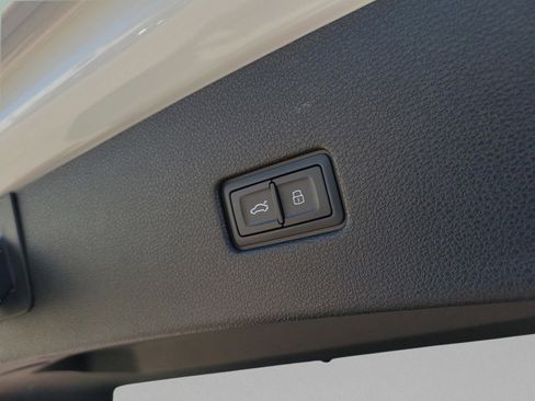 Used 2019 Audi Q8 Prestige w/ Luxury Package image 5