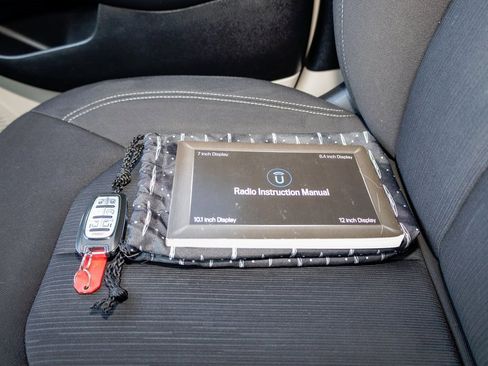 Used 2022 Chrysler Voyager LX image 28