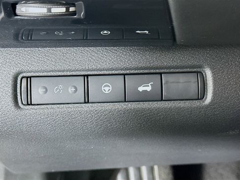 Used 2025 Nissan Pathfinder SV image 17