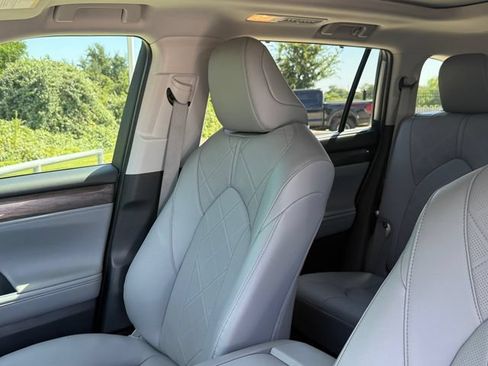 Used 2024 Toyota Highlander Platinum FWD image 11