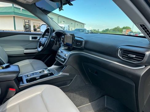 Used 2021 Ford Explorer XLT w/ Equipment Group 202A AWD/4WD image 31