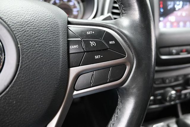 Used 2020 Jeep Cherokee Latitude Plus w/ Cold Weather Group AWD/4WD image 29