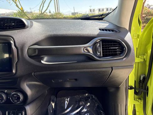 Used 2017 Jeep Renegade Altitude image 18