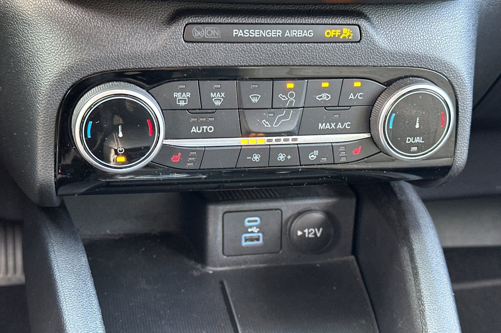 Used 2022 Ford Escape SE w/ SE Sport Appearance Package AWD/4WD image 19