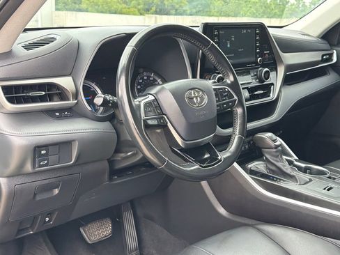Used 2021 Toyota Highlander XLE AWD/4WD image 24