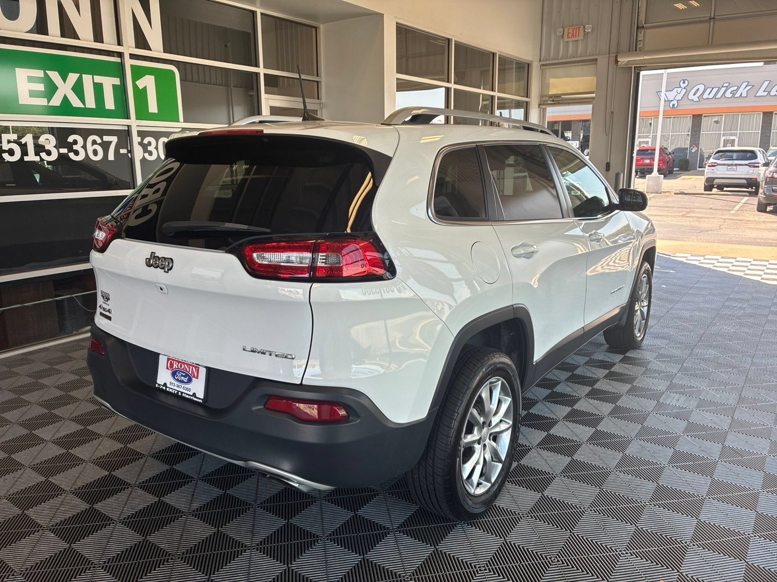 Used 2017 Jeep Cherokee Limited AWD/4WD image 6
