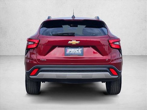 Used 2025 Chevrolet Trax LT w/ LT Convenience Package image 7