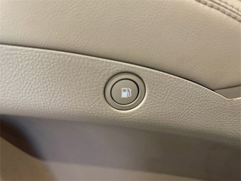 Used 2012 Hyundai Veracruz Limited w/ Entertainment Pkg image 28