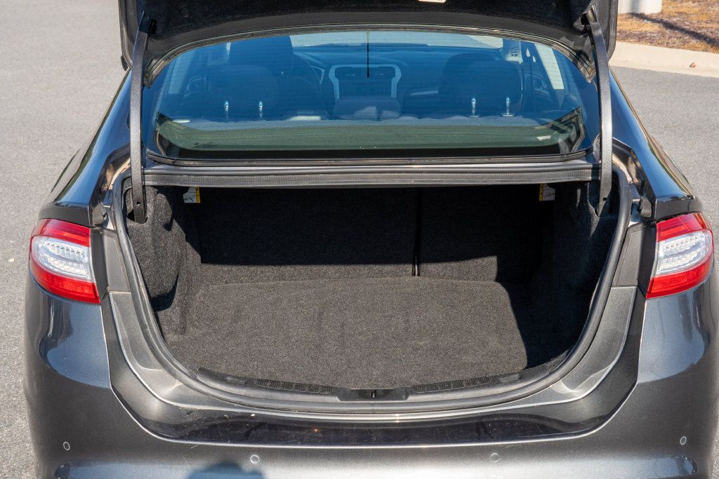 Used 2016 Ford Fusion SE FWD image 9