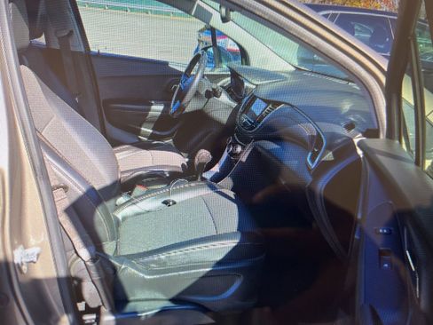 Used 2022 Chevrolet Trax LT w/ LT Convenience Package image 13