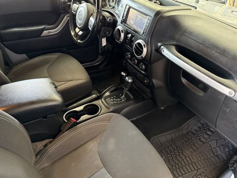 Used 2015 Jeep Wrangler Unlimited Rubicon w/ Connectivity Group AWD/4WD image 16