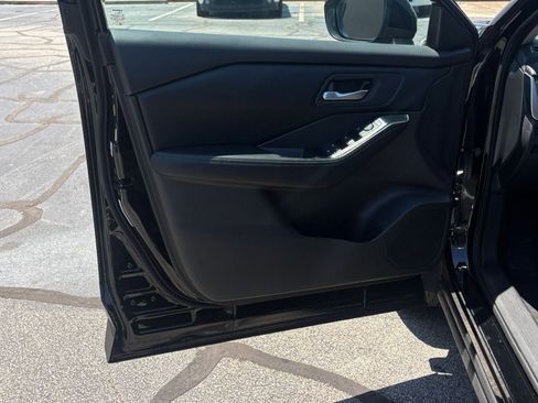 Used 2025 Nissan Rogue SV FWD image 18