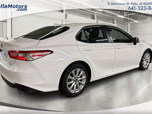 Used 2019 Toyota Camry LE image 3