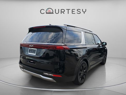 Used 2024 Kia Carnival SX Prestige image 3