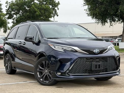 Used 2024 Toyota Sienna XSE FWD image 2