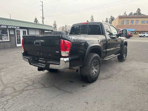 Used 2017 Toyota Tacoma SR5 image 5