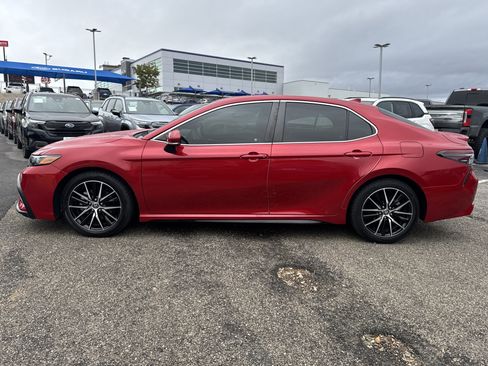 Used 2021 Toyota Camry SE w/ Convenience Package image 6