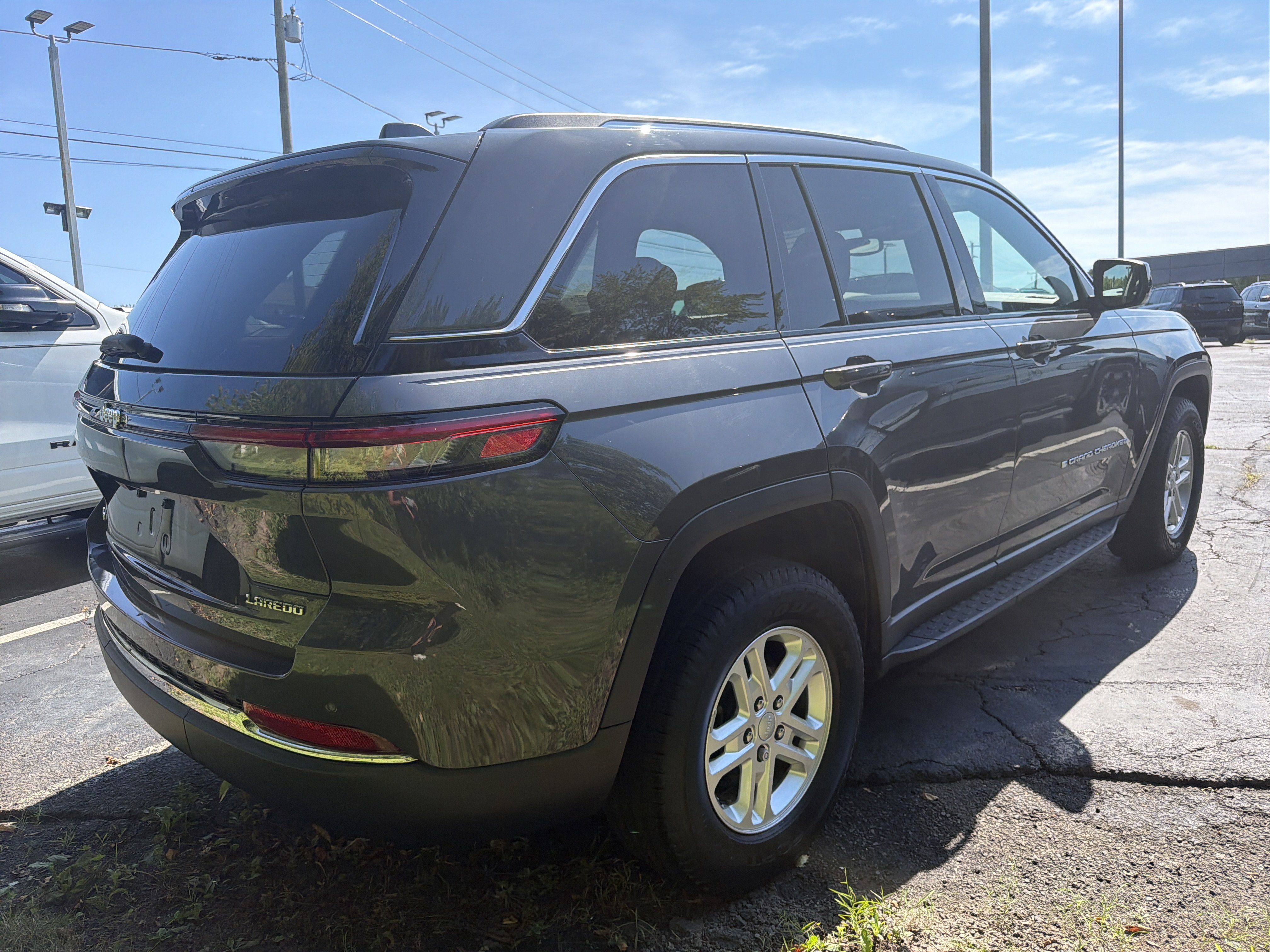 Used 2022 Jeep Grand Cherokee Laredo w/ Luxury Tech Group I AWD/4WD image 7