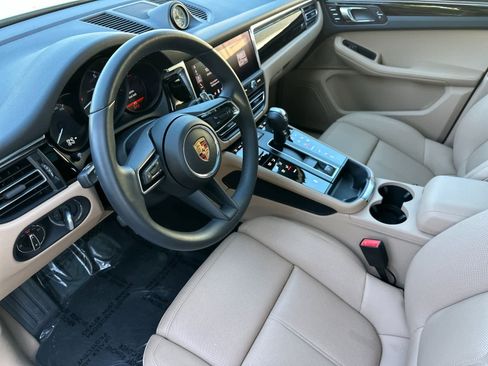 Certified 2025 Porsche Macan image 4