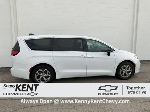 Used 2024 Chrysler Pacifica Limited image 3