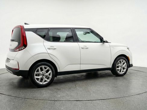 Used 2025 Kia Soul LX w/ LX Technology Package FWD image 9