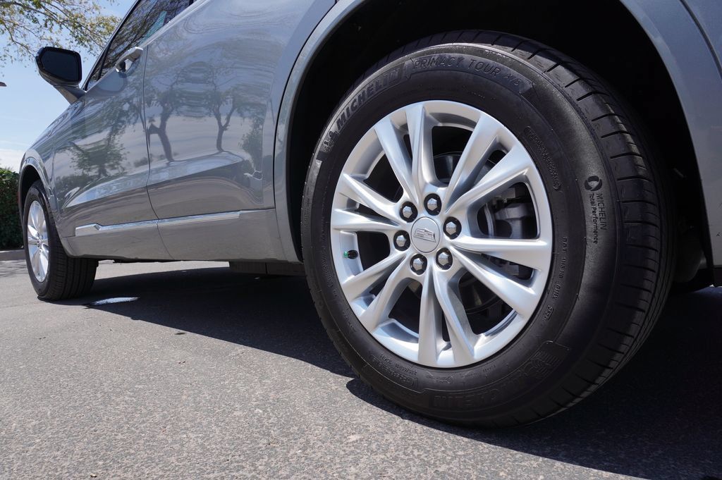 Certified 2025 Cadillac XT6 Luxury FWD image 8