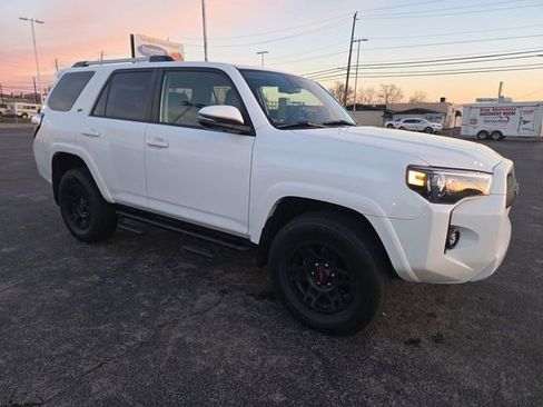Used 2022 Toyota 4Runner SR5 Premium w/ Moonroof Package image 2