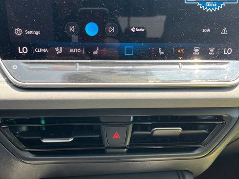 Certified 2025 Volkswagen Tiguan SE AWD/4WD image 24