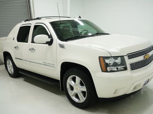 Used 2013 Chevrolet Avalanche LTZ image 3